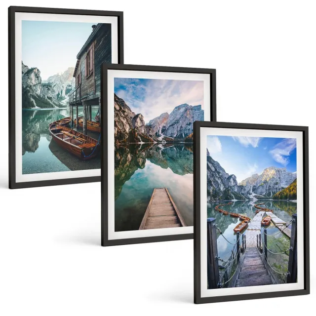 TULUP 4-Delige Schilderij Set - Een rustig meer in de bergen met houten bootjes. - 40 x 60 cm - Muurdecoratie - Decoratieve Schilderijen - Wohnzimmer - Woonkamer Decoratie Zwarte lijst