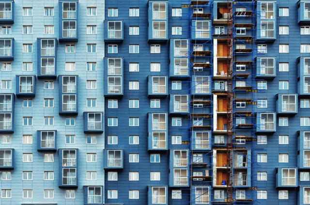 WANDKRAFT Schilderij - flatgebouw - blauw - Collectie rhythm of the city - Dibond wit - 148x98cm Multi