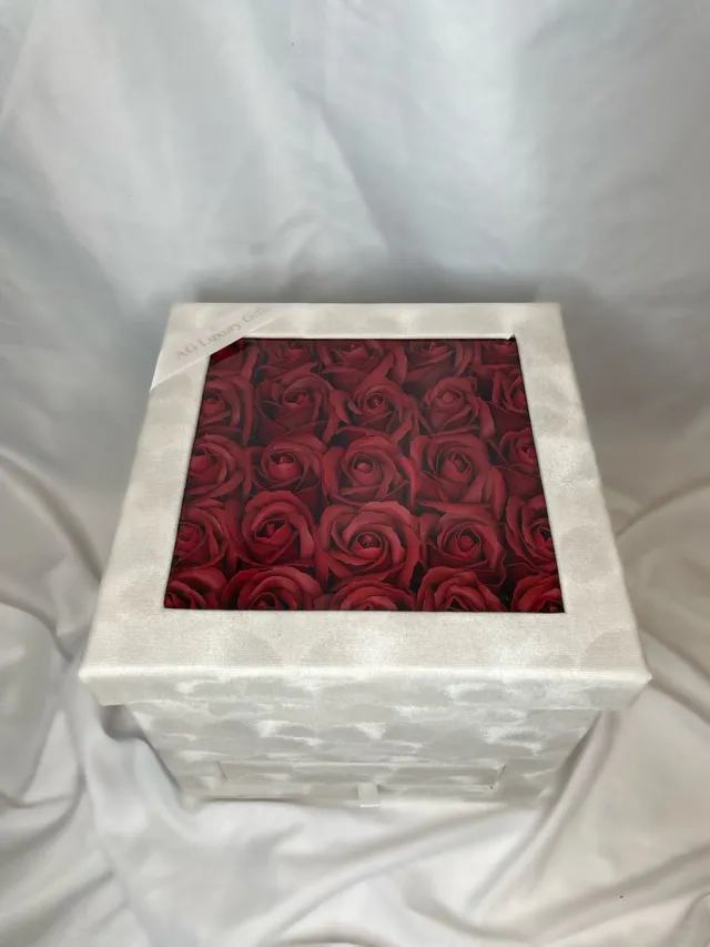 AG Luxurygift AG Luxurygifts velvet flower box - rozen box - cadeau - gift - soap roses - flowerbox with drawer - luxe - Valentijnsdag cadeau - Valentijnsdag - Moederdag Donker rood