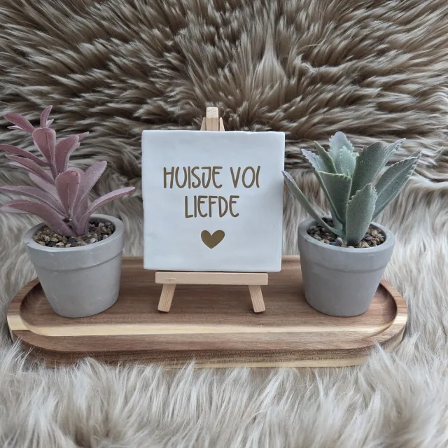 CreaCraft Robuust Wenstegeltje – Huisje vol Liefde – Hip trendy tegeltje – 10x10 cm – Cadeau voor Nieuwe Woning, Housewarming of Gezinscadeau – Sfeervol en Persoonlijk - Vriend(in) - Zomaar – Trendy nu – Decoratief Tegeltje met Standaard – Cadeau Idee Wit/Goud