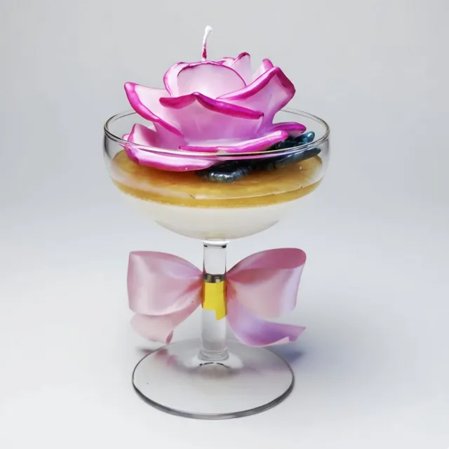 Kiki Cadeautjes Decoratieve rooskaars in glas – middelgroot – sojawas – bloemengeur – rozekleur met gouden accent – katoenen lont – cadeauverpakking – Kiki Cadeautjes roze,wit,gouden