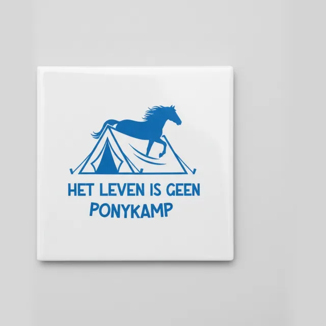 Nevolis Grappige Paarden Tegel 15×15 cm – “Het Leven Is Geen Ponykamp” – Humoristische Keramische Wandtegel voor Paardenliefhebbers Multi Color