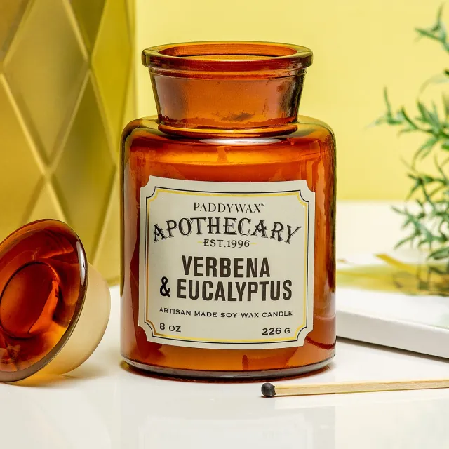 Paddywax Hardware Geurkaars – Verbena & Eucayptus – Geurkaars in Glazen Apothekerspot Bruin