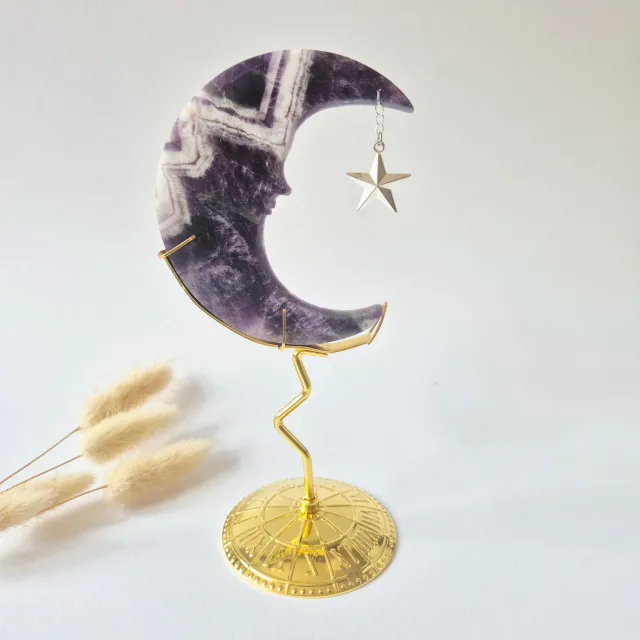Moonlight Gemstones Dream Amethist Maan op Goudkleurige Standaard – 10cm #9 - Edelsteen Gezicht Gravure Spiritueel Interieur Meerkleurig