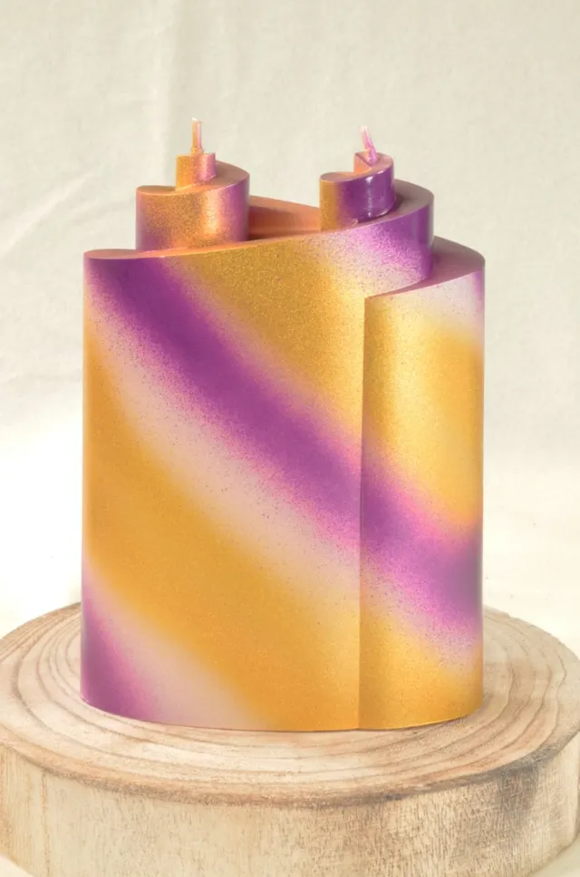 MilaNNE Piaf Kaars met 2 pitten in LILA, GOUD en WIT, hoogte: 18 cm - Gemaakt door Candles by Milanne