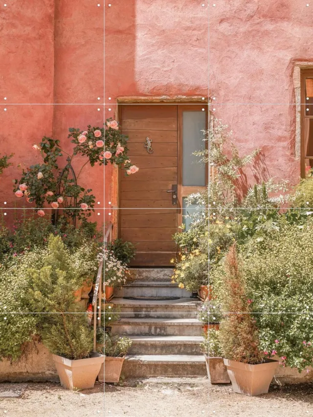 IXXI Pink House in France, Henrike Schenk - 60 x 80 cm - Grote wanddecoratie en posters - Vintage, Kleurrijk, Fotografie, Woonkamer, Gang, Zomer Roze / Warme kleuren