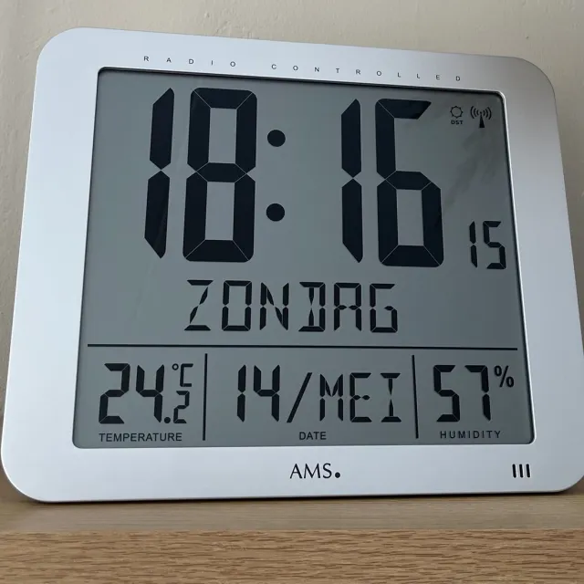 AMS F5884 Digitale Klok - Wandklok - Kunststof - Tafelklok - Radiogestuurde tijdsaanduiding - Temparatuur - Zilverkleurig