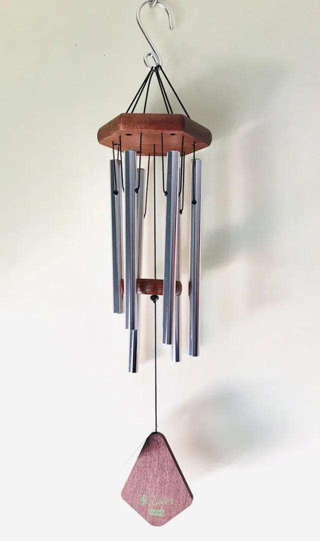 Nature's Melody Premiere Grande Tunes silver Muziek windgong / Windorgel met 6 mat zilver stalen buizen .Het windgonggeluid is afgestemd Ca.80cm van S-haak tot onderkant klepel.