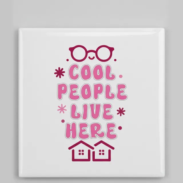 Nevolis Leuke Woon Quote Keramische Tegel “Cool People Live Here” – Schattige Roze Typografie Wanddecoratie – Decoratieve Tegel 15 × 15 cm Multi Color