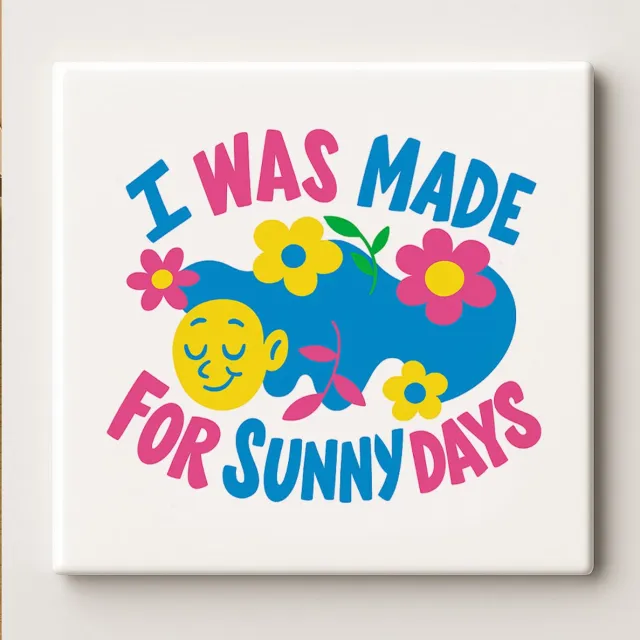 Nevolis Sunny Days Tegel – “I Was Made for Sunny Days” Kleurrijk Bloemdesign – 15x15 cm Keramische Wanddecoratie – Vrolijk Cadeau voor Zomerliefhebbers & Woondecoratie Multi Color