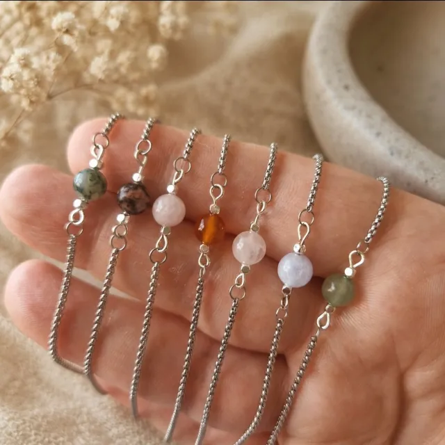 La Étoile by Letty Juffencadeau Edelsteen Armband – Keuze uit 6 Edelstenen – Verstelbaar RVS 18K Goldplated Armbandje – Cadeau voor Juf – Einde Schooljaar Edelsteen Goud