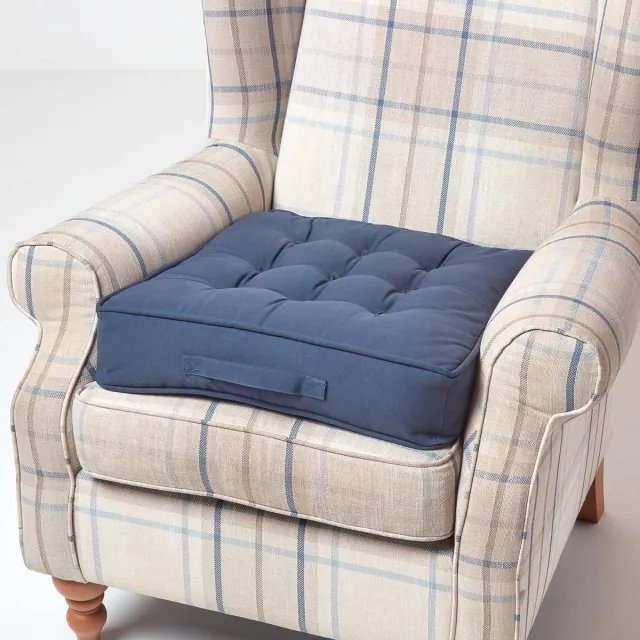 Homescapes Comfortabel fauteuilkussen met katoenen hoes - zitkussen donkerblauw, 50 x 50 cm