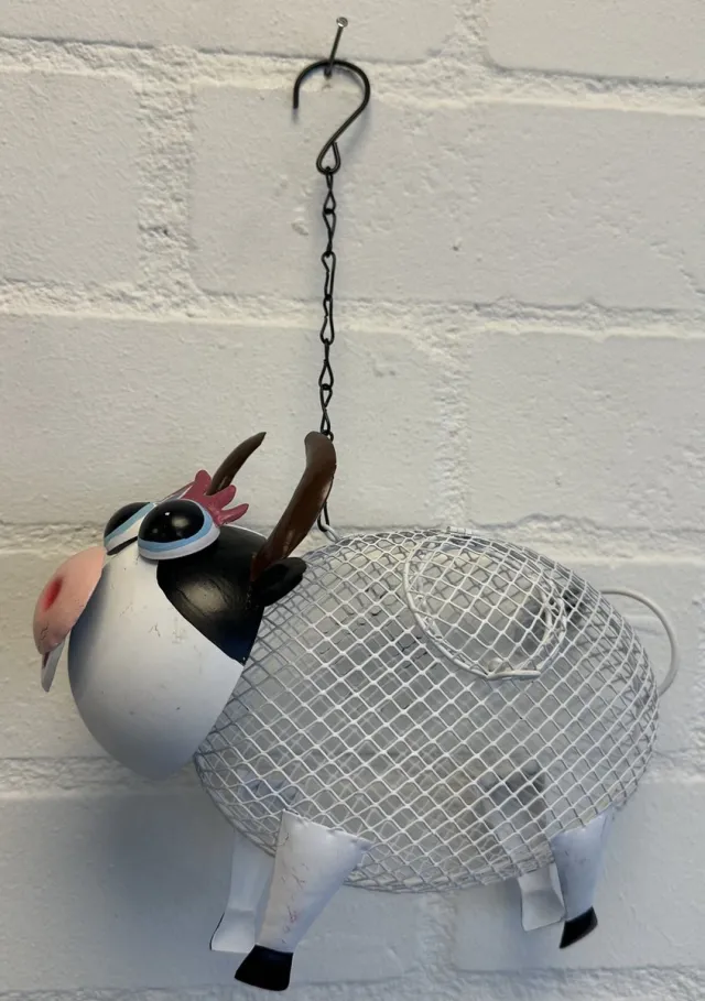 Impuls Decoratief metalen voederhuisje "koe" - metaal - meerkleurig - hoogte 32 cm x 27 x 1 cm - met metalen ophanghaak - Voor binnen of buiten - Woonaccessoires - Tuinaccessoires Meerkleurig - koe