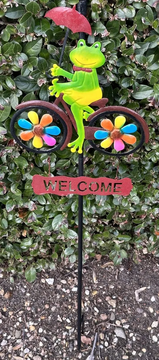 Impuls Metalen deco tuinsteker "kikker op fiets + welcome" - meerkleurig - hoogte 80 x 22 x 2 cm - Tuinaccessoires - Tuindecoratie – Tuinstekers