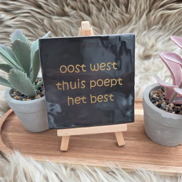 CreaCraft Robuust wenstegeltje “oost west thuis poept het best” – 10x10 cm – Humoristische Wanddecoratie & Cadeau – Cadeau vrienden,zomaar – Humor tegeltje - Grappige tekst – WC decoratie humor – Trendy nu – Decoratief Tegeltje met Standaard – Cadeau Idee zwart/goud