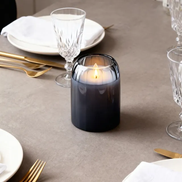 Arti Casa LED Kaars in Glazen Pot - Afmeting Ø7,5x10 cm - Kleur Grijs - Bewegende Vlam - Realistisch en Veilig Alternatief voor Echte Kaarsen - Werkt op 2xAA Batterijen - Sfeervolle Verlichting