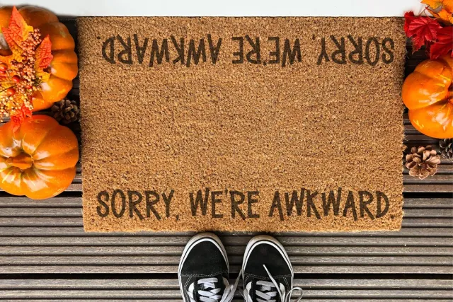 Laser Point Sorry We Are Awkward | 90x60 cm | Nieuwe huis cadeau | Ingangsmat | Deurmat met stijl | Verhuizing cadeau | Praktisch & trendy | Perfect voor binnenkomst | Cadeau voor nieuwe woning Bruin | Zwart (Gravering 90x60)