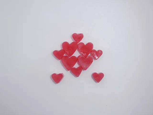 Mythical merch Wax melts kleine hartjes rood Rozengeur