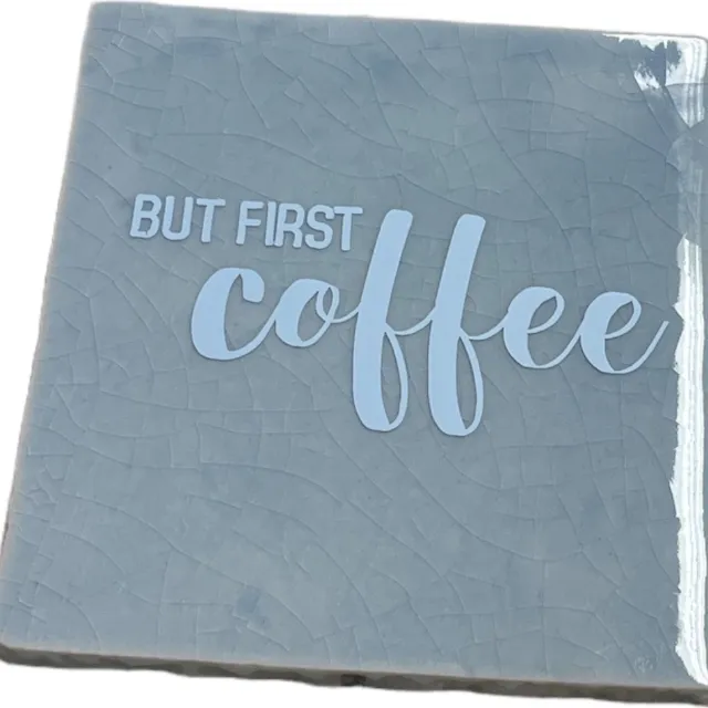 Bij ons onder de panne Hippe tegeltje met tekst: But first coffee | Serenity met pastel blauw | Gepersonaliseerde cadeau | Hippe Spreuktegel | Nieuwe woning cadeau | Housewarming cadeau | Quote tegeltje met Koffie coffee
