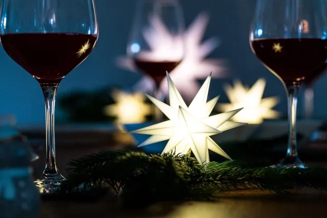 Novaliv Kerstster LED decoratieve ster klein 12 cm wit met batterijvak voor 3 AA-batterijen 6 uur timerfunctie (1,5 m kabel) binnenin DECORATIE 3D-ster 18-puntige lichtgevende ster sterlichtketting Kerstmis