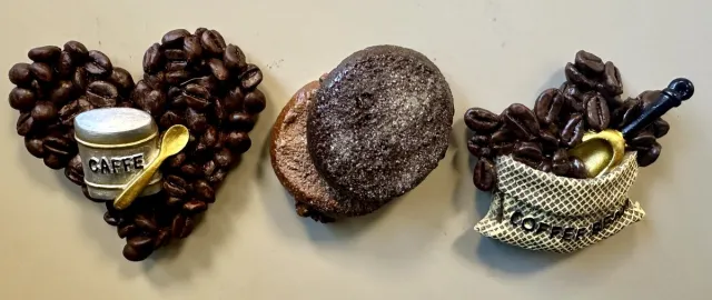 Impuls Koelkastmagneten "Koffiebonen & koekje" - Set van 3 stuks - Polyresin - meerkleurig - hoogte 7 x 7 x 1 cm - Koelkastmagneten - Woondecoratie - Woonaccessoires Meerkleurig - koffiebonen