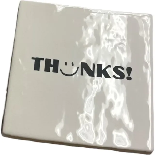 Bij ons onder de panne Hippe tegeltje met tekst: Thanks | Wit met zwart | Gepersonaliseerde cadeau | Hippe Spreuktegel | Nieuwe woning cadeau | Housewarming cadeau