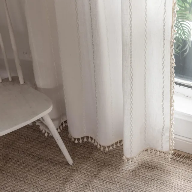Famanu Boho Gordijnen Semi - verduisterende raamgordijnen 213 cm 2 panelen voor woonkamer - linnen kwastjes boerderijgordijnen met borduurwerk voor slaapkamer met roedezak gordijnen 132 cm B x 213 cm Wit 2 Panelen