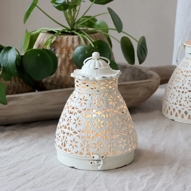 Chique Antique Chic Antique Lantaarn met Kantmotief – Antiek Crème – Metaal en Glas – Ø 15 x 19,5 cm – Windlicht met Handvat