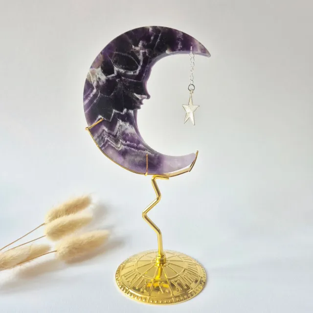 Moonlight Gemstones Dream Amethist Maan op Goudkleurige Standaard – 10cm #13 - Edelsteen Gezicht Gravure Spiritueel Interieur Meerkleurig