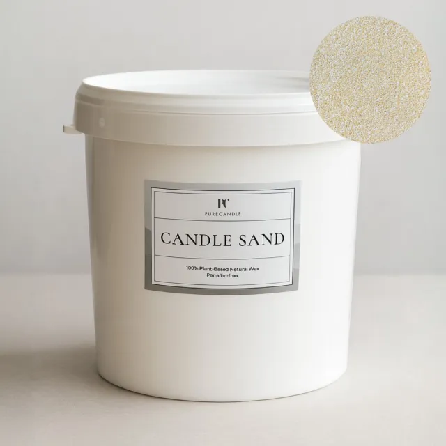 PureWorld Kaarsenzand Bucket Licht Beige van PureCandle – 15kg (26L) – Incl. 480 Lonten - Bulkverpakking Kaarsenzand - Grootverpakking Kaarspoeder - Kaars voor bruiloften en evenementen - Poederkaars - Kaars parels Licht Beige (Riviera Sand)