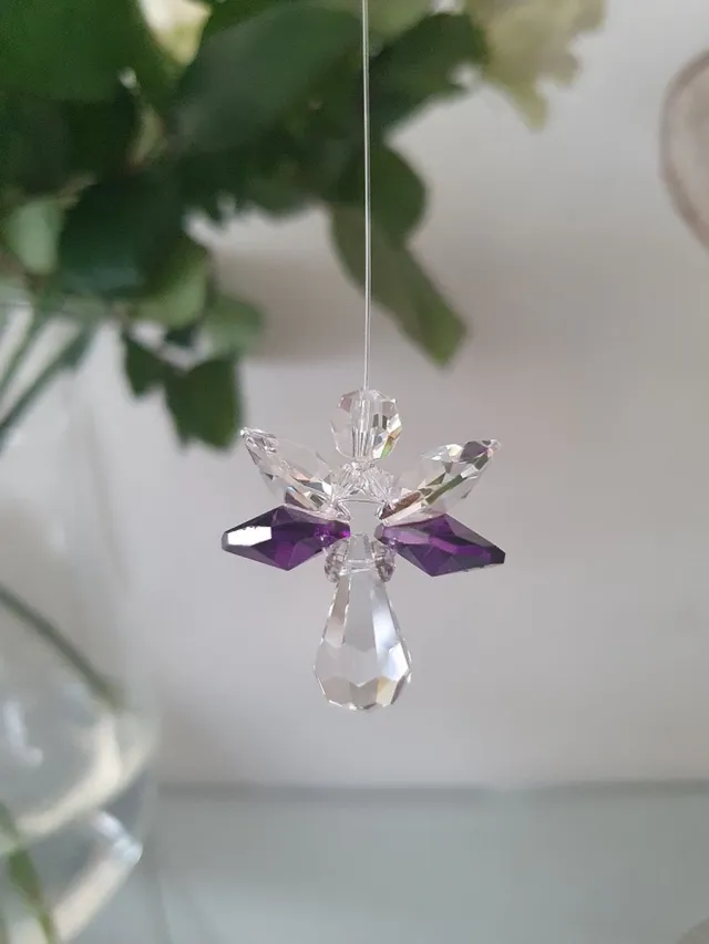 CrystalDesign Geluksengel Paars Raamhanger, gemaakt met o.a. Swarovski Kristallen (32% volloodkristal) Suncatcher, beschermengel, engel, Engeltje, kristal, kerstengel, kerst, kerstdecoratie, Raamdecoratie, cadeau, woondecoratie, raamkristal, kerstpakket
