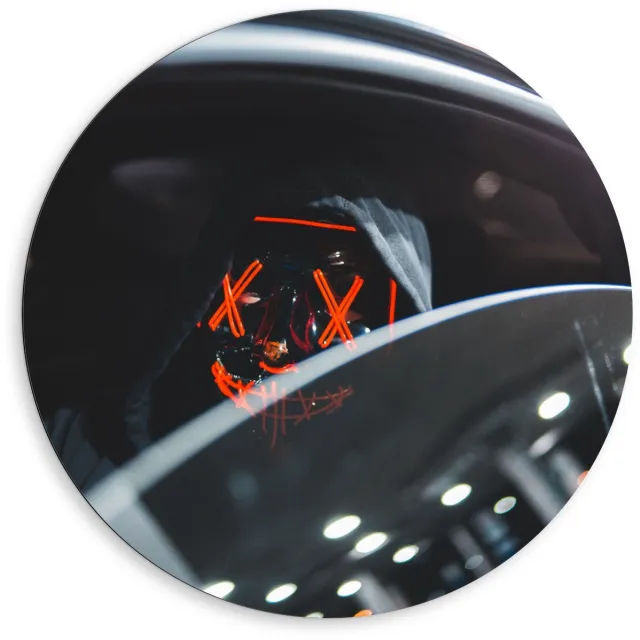KuijsFotoprint Dibond Wandcirkel - Masker met Rood in de Auto - 80x80cm Foto op Aluminium Wandcirkel (met ophangsysteem)