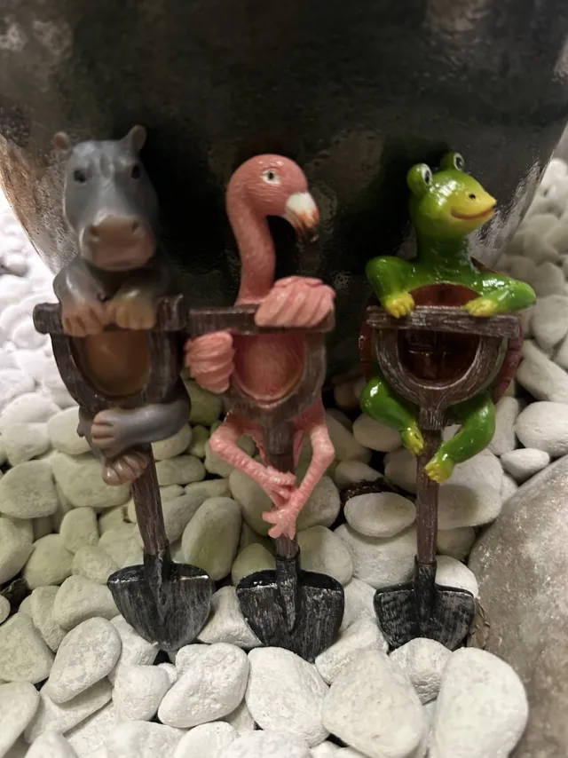 Impuls Decoratieve polyresin beeldjes ''Nijlpaard/flamingo/schildpad op schep"- Set van 3 stuks - meerkleurig - hoogte 14 x 5 x 1 cm - Woonaccessoires - Tuinaccessoires - Decoratieve beelden meerkleurig - nijlpaard/flamingo/schildpad