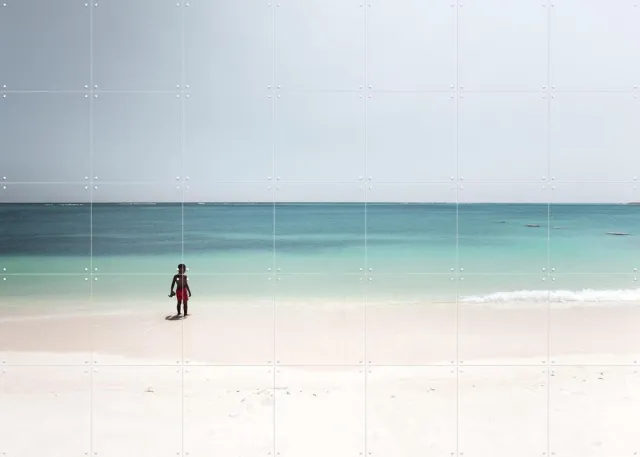 IXXI Tropical Silence Alone In Paradise, Claire Droppert - 140 x 100 cm - Grote wanddecoratie en posters - Realisme, Fotografie, Gang, Strandhuis Wit / Blauw / Beige