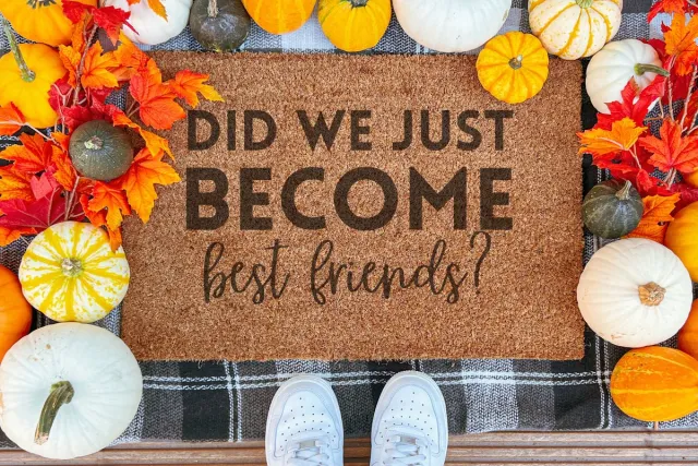 Laser Point Did We Just Become Best Friends | 60x40 cm | Nieuwe huis cadeau | Ingangsmat | Deurmat met stijl | Verhuizing cadeau | Praktisch & trendy | Perfect voor binnenkomst | Cadeau voor nieuwe woning Bruin | Zwart (Gravering 60x40)