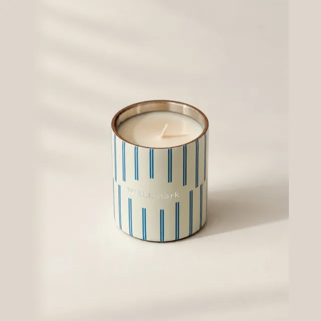 Wellmark geurkaars 220gr Riviera Stripe - sun-kissed bloom Blauw