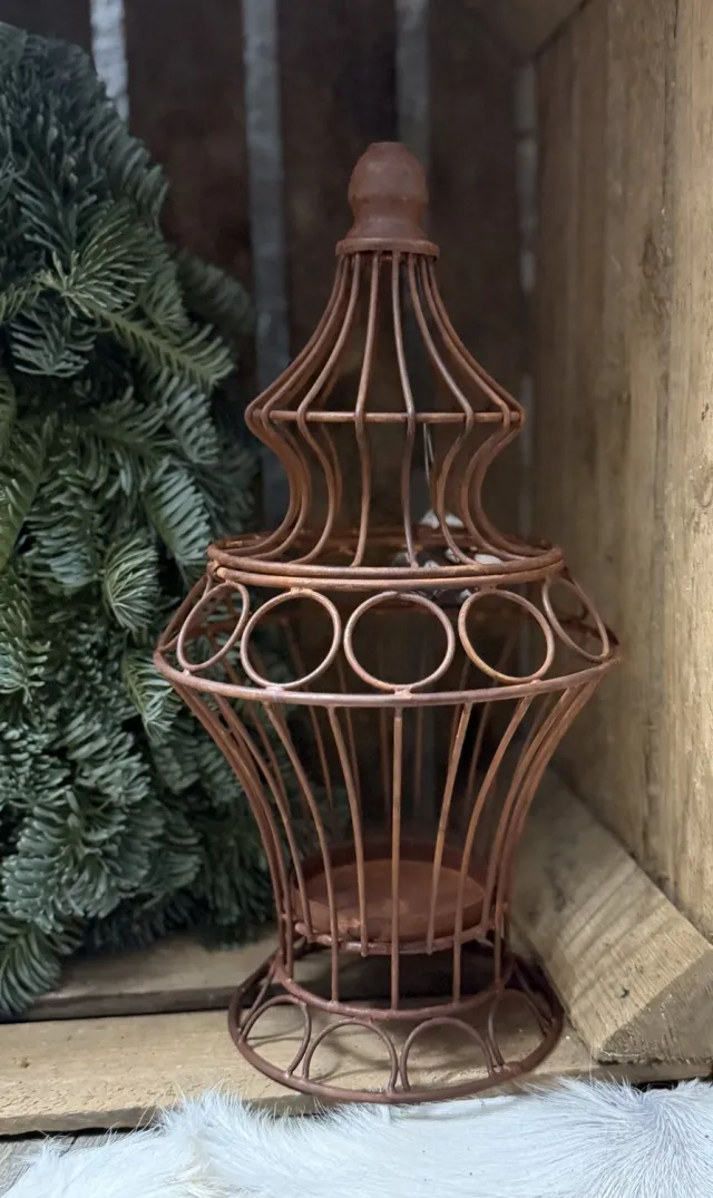 Vintage & More Het Bloemenerf - Ornament op voet - Metalen Roest Windlicht - kandelaar - sfeerlantaarn - incl. exclusieve Highlander sleutelhanger Bruin