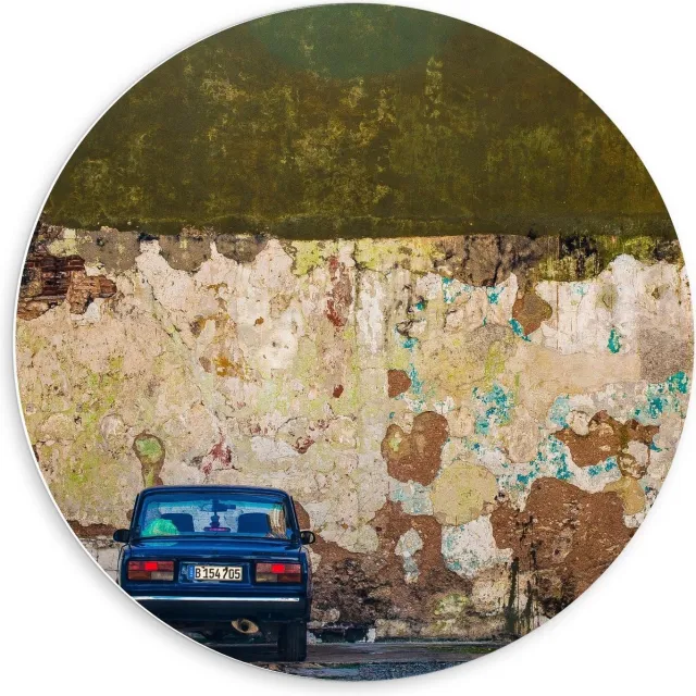 KuijsFotoprint Forex Wandcirkel - Geparkeerde Auto bij Verwoeste Muur - 60x60cm Foto op Wandcirkel (met ophangsysteem) Blauw