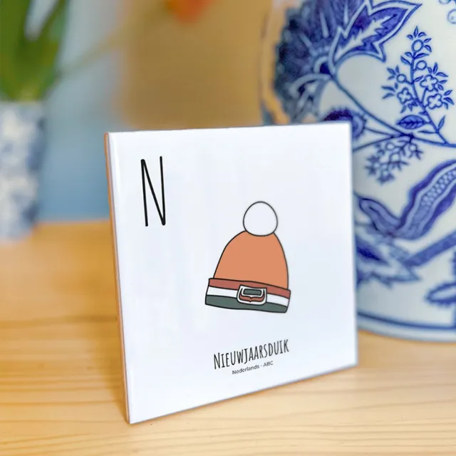 PosterPlaats Nieuwjaarsduik - ABC tegeltje Nederland - Keramiek met Handgetekende Illustratie - Tegeltje met tekst - Wanddecoratie - Woondecoratie - Relatiegeschenk - Souvenir - 10,8 x 10,8 cm Blauw