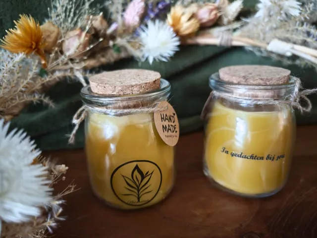 Naturalum 100% bijenwas kaars in glas - met tekst 'In gedachten bij jou' Geel