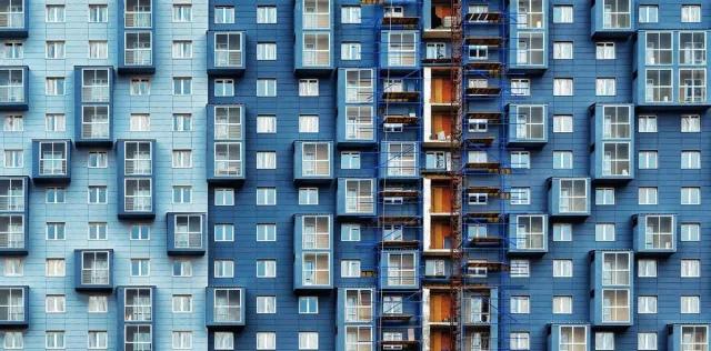 WANDKRAFT Schilderij - flatgebouw - blauw - Collectie rhythm of the city - Dibond wit - 98x48cm Multi