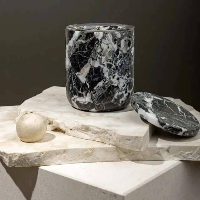 THE LUXURIATE BLACK MARBLE CANDLE HOLDER zwart