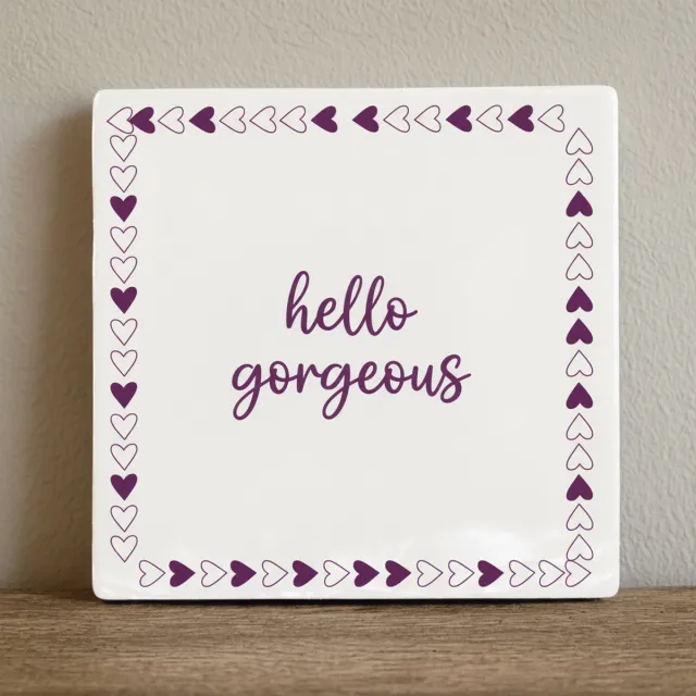 Nevolis Hello Gorgeous Quote Keramische Tegel 15x15 cm – Schattige Hartjesrand Wanddecoratie & Cadeau voor Haar Multi Color