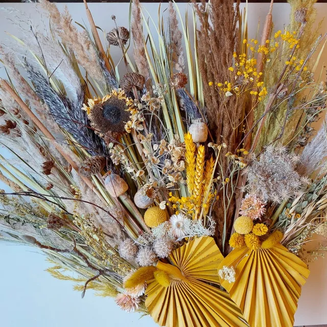 Juuls Gift Shop (merkloos) Prachtige handgemaakte krans van 2 soorten palmblad diverse soorten droogbloemen, zaaddozen, grassen zonnebloem enz. 70cm Mosterd geel, bruin