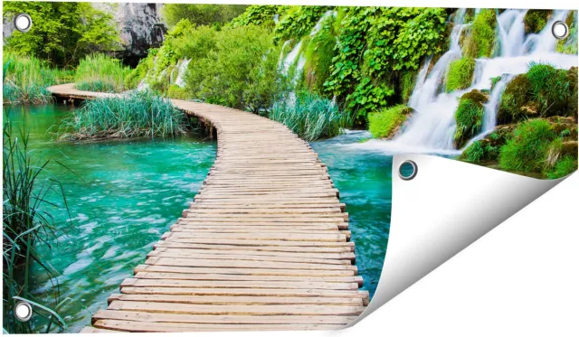 Gards Tuinposter Houten Pad op het Water bij de Watervallen - 60x30 cm - Tuindoek - Tuindecoratie - Wanddecoratie buiten - Tuinschilderij Multikleur