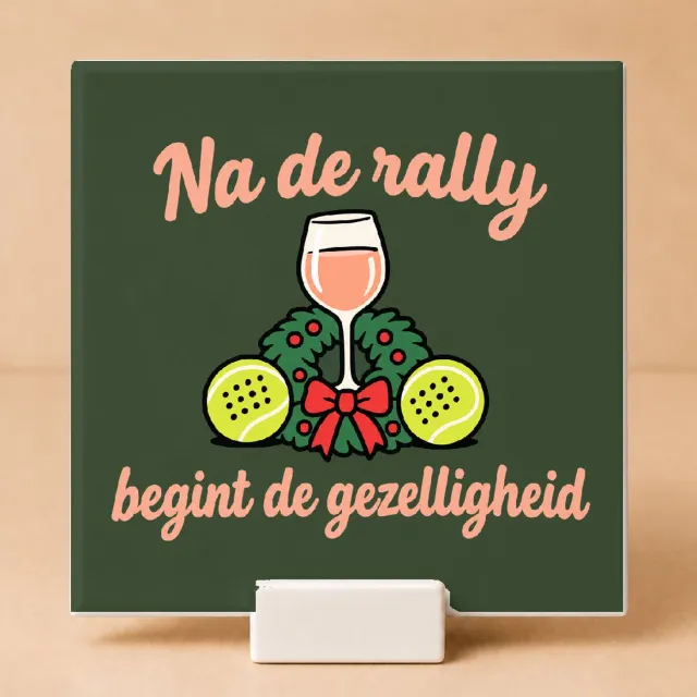 Bedruk King Vrolijke cartoon sticker Tegel 'Na de rally begint de gezelligheid' – Speelse tegel voor padel liefhebbers - 15 x 15 cm met houder Wit