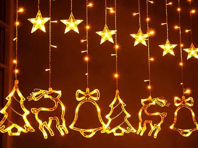 Xd Xtreme LED Kerstverlichting - Kerst lichtgordijn - Kerstgordijn - Raam gordijn - Magisch Lichtgordijn (3 meter breed)) - Met 3 meter aanloopsnoer - Sterrengordijn - Rendier, Ster, Kerstbel & Dennenboom - Warm Wit - Spatwaterdicht - Ideaal voor Raamdecoratie