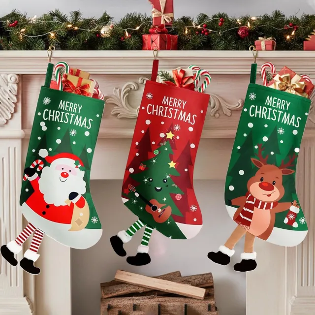 Famanu Set van 3 grote kerstkousen van 44 cm met kerstman, rendier en boompatroon, ideale hangdecoraties voor de open haard Zwart