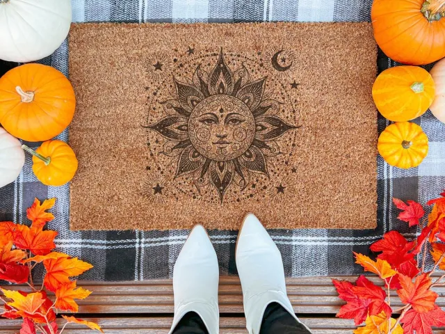 Laser Point Mystical Sun | 90x60 cm | Nieuwe huis cadeau | Ingangsmat | Deurmat met stijl | Verhuizing cadeau | Praktisch & trendy | Perfect voor binnenkomst | Cadeau voor nieuwe woning bruin | zwart (gravering 90x60)