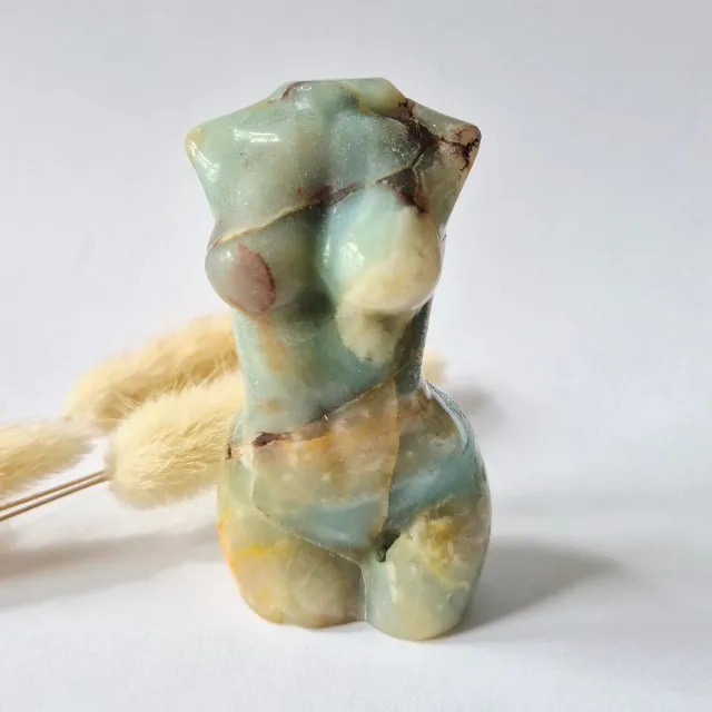 Moonlight Gemstones Caribbean Calciet vrouwenbeeldje 8 cm (#32) – handgeslepen edelsteen goddess carving Groen